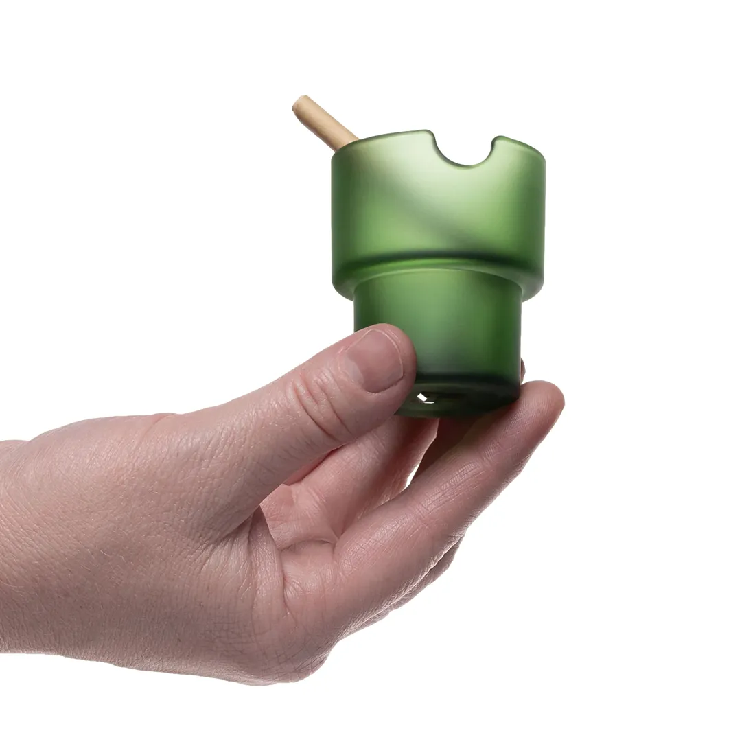 En række askebægre præsenteres i en række farver, herunder grøn, grå og terracotta. Hver beholder har en glat, mat overflade, der skaber en moderne og stilren æstetik. De har en cylindrisk form med en bred åbning og en let afsmalnet bund. Det enkle design fremhæver den naturlige skønhed i de planter, de indeholder.