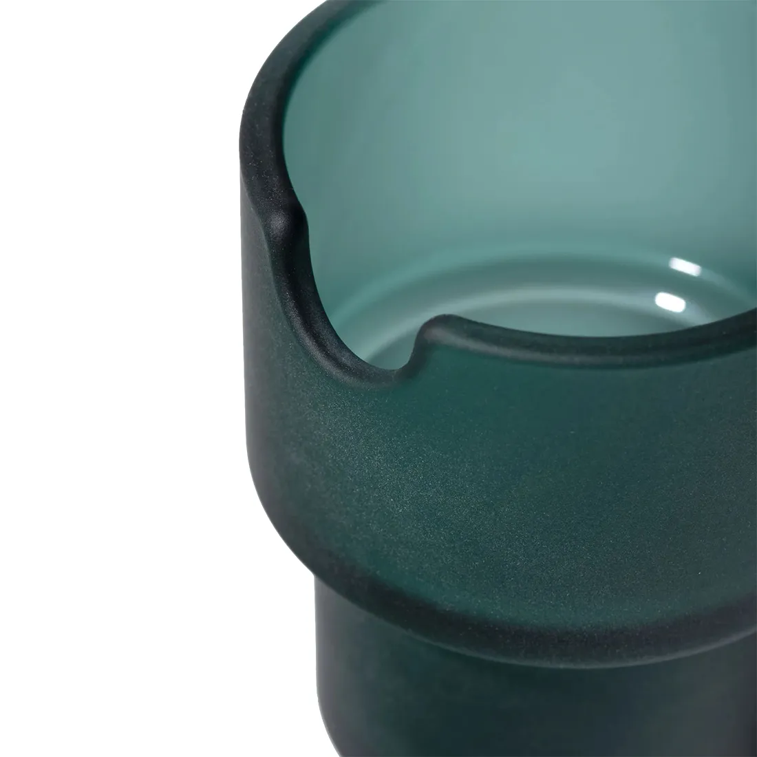 Et sæt af seks askebægre præsenteres i forskellige farver: grønt, rosa, orange, blå, gul og hvid. Hver beholder har en glat, blank overflade, der reflekterer lys. Formen er cylindrisk med en let skråning mod toppen, hvor kanten er forskudt. De farverige askebægre står i en lige linje med en ensartet afstand imellem.