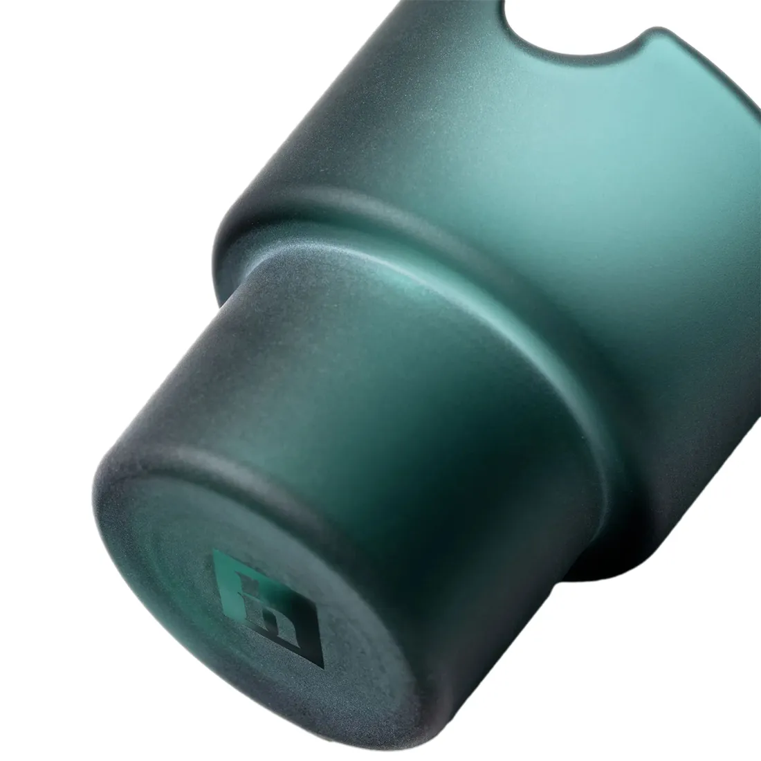 En rund, hvid keramikpotte med en glat overflade pryder en let skrå bunde. Potten har en let blank finish, der reflekterer lys. Den er indsat i et mindre, mørkebrun askebæger i træ, der har en naturlig, ubehandlet tekstur. Askebægeret har en rund form, hvilket giver en harmonisk kontrast til potten.