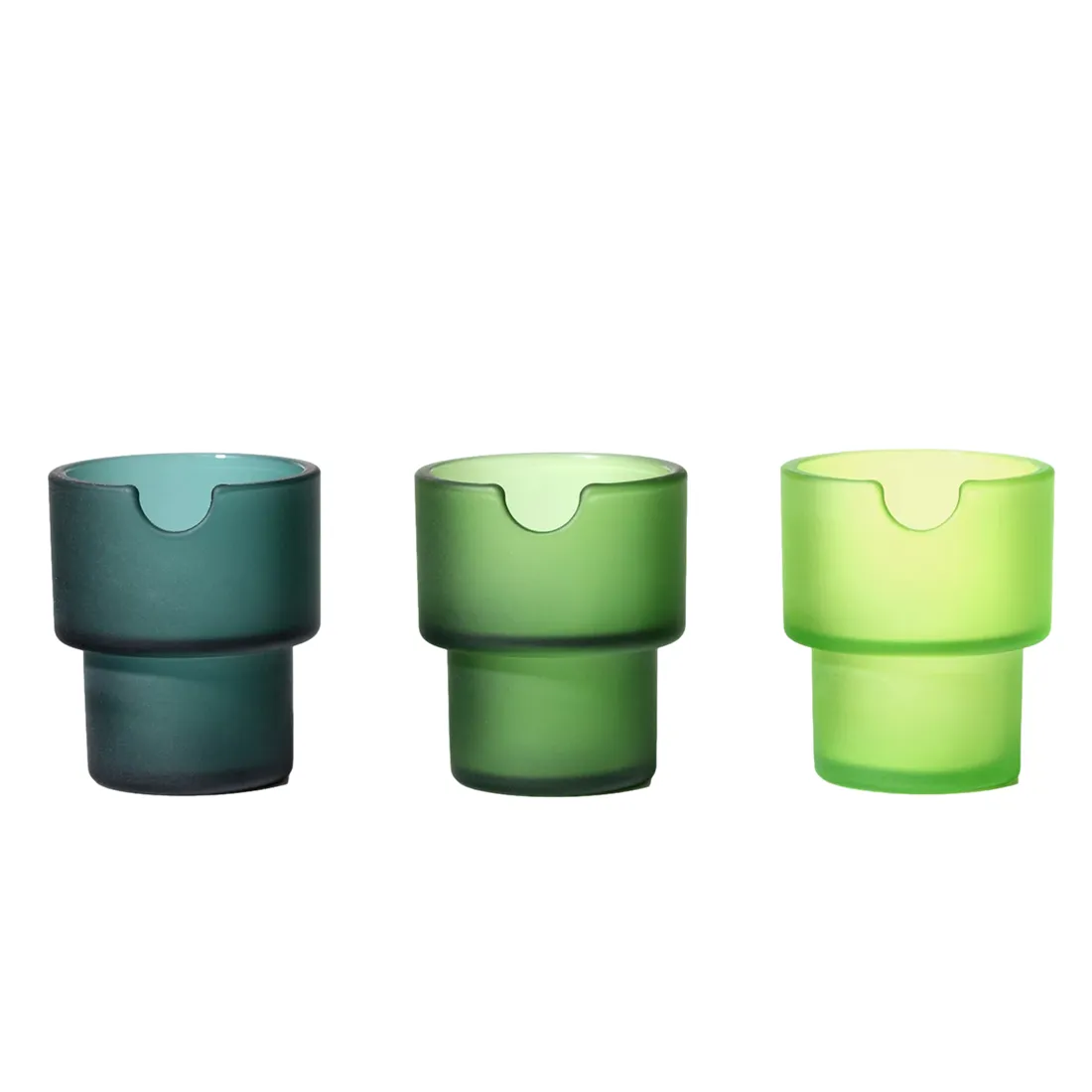 Et sæt af tre askebægre i forskellige størrelser, fremstillet af keramik. Overfladen har en glat, blank finish med en lys, grå farve og subtile, indviklede mønstre. Hver beholder har en rund form og en let udvidet kant. Bunden er flad og stabil, hvilket giver en solid stand. Det minimalistiske design understøtter en moderne æstetik.