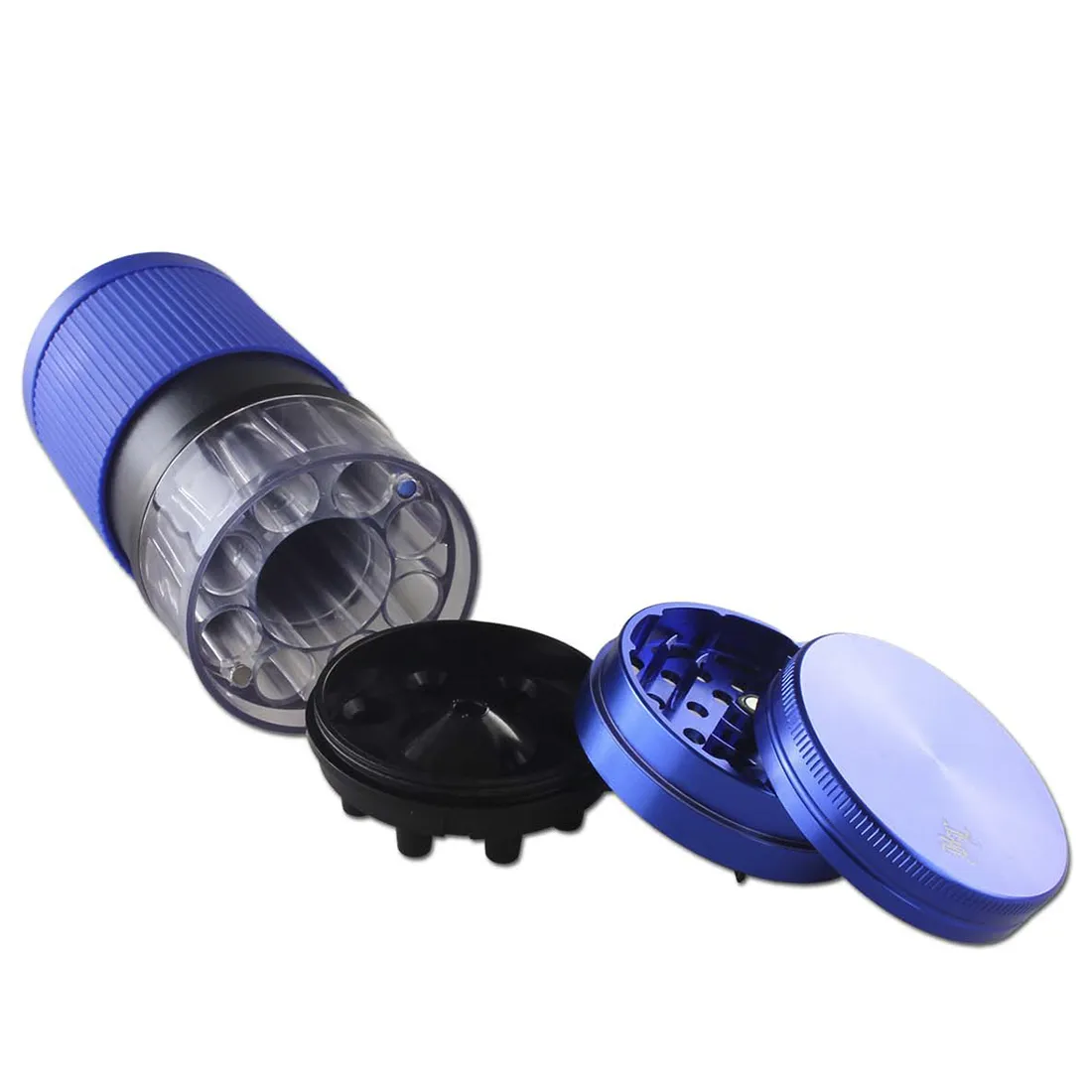 En sort kvadratisk grinder med en glat overflade og afrundede kanter prydes af et stiliseret bladmotiv. Den har en metalring med en skinnende finish, der kontrasterer med det matte hus. Øverst findes der en skruelukning, og indeni er der skarpe tænder til formaling. Ved siden af ligger en cone-filler i blå farve, med en elegant og strømlinet form.