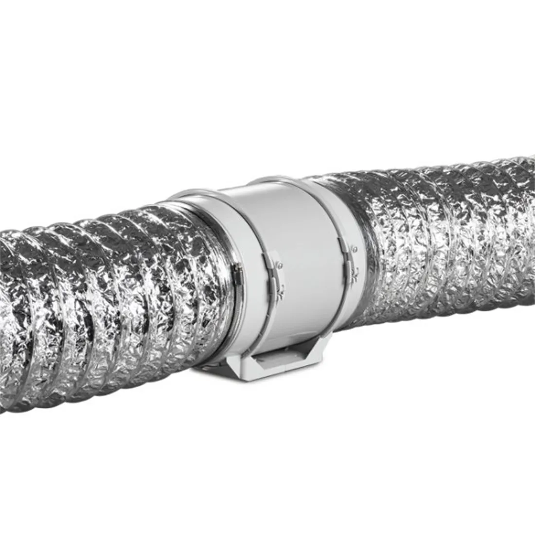 Centralt i beskrivelsen er en ventilator med en kubisk form, udført i metal med en blank, sølvgrå overflade. Fanen har fire skarpe, rektangulære knive, der er synligt udformet til effektiv luftstrøm. En rund, perforeret gitterfront dækker motoren, og ved siden af er en kontrolboks med tydelige knapper og symboler til indstilling. Ventilatorens kanter er let afrundede.