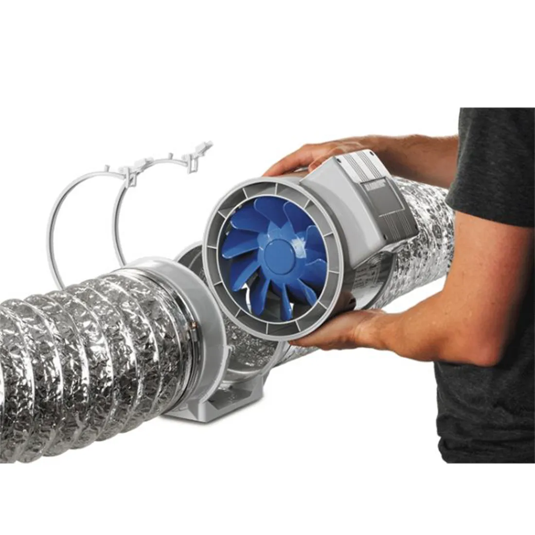 En kvadratisk ventilator med en glat, hvid plastikoverflade pryder det centrale område. Den har afrundede hjørner og et enkelt, minimalistisk design. Fronten er udstyret med et perforeret gitter, der dækker rotorbladene, synlige inde bag gitteret. Ventilatoren har en tydelig, firkantet ramme, og der ses en elektrisk tilslutning i bunden.