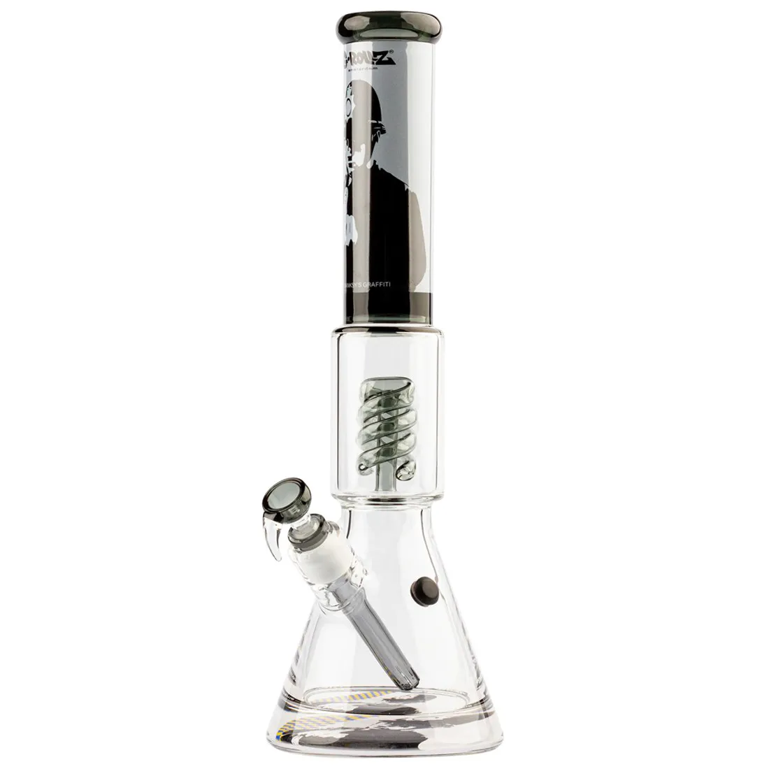 En høj, slank beaker med en gennemsigtig, klar glasoverflade prydet med graffiti-lignende mønstre i nuancer af orange, sort og hvid. Øverst har den en bred åbning, der fører til en spiral perkolator, der strækker sig ind i beholderen. Bunden er stabil med en solid, flad base, der sikrer balance. Det samlede design udstråler en moderne og kunstnerisk æstetik.