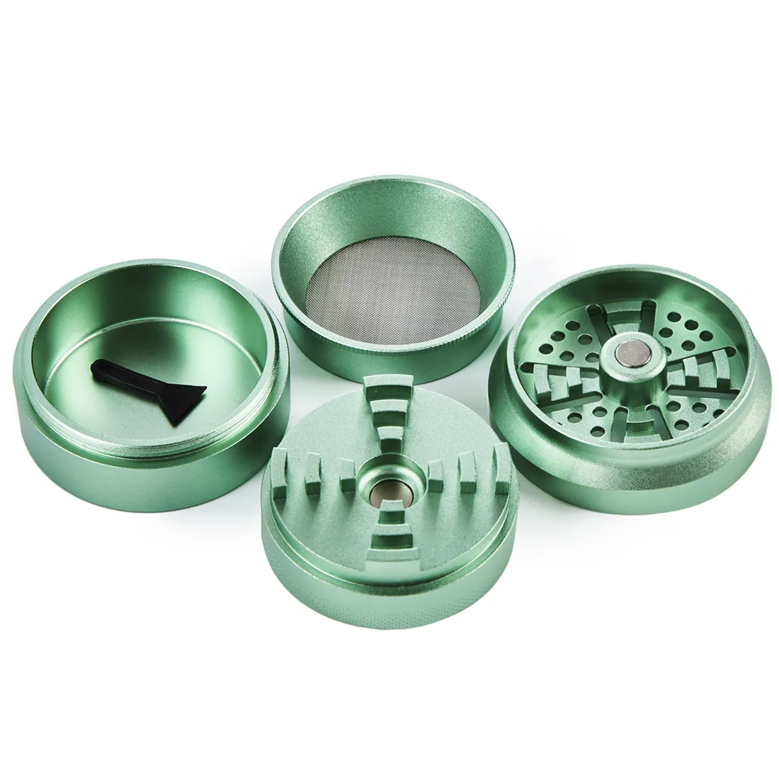 En grøn krydderkværn med en diameter på 55-63 mm præsenterer en glat, mat overflade. Kværnen har en rund form med en skridsikker tekstur på toppen, der sikrer et godt greb. Den er udstyret med en metalkniv og en skruelås i bunden. Kværnens indre har en finmasket skillevæg til opbevaring af det malede materiale.