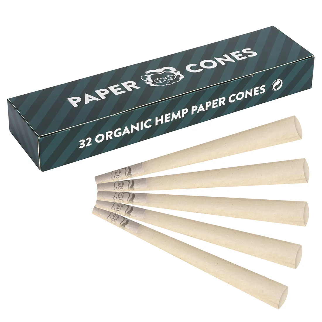 En pakke med 32 hamp cones præsenteres i en rektangulær, genanvendelig papæske. Æsken har en grønlig farve med et minimalistisk design. På forsiden ses en enkel, hvid tekst, der angiver produktets navn. Indeni ligger cones, der er rullet i et naturligt papir, tydeligt synlige med en let, ru tekstur. De er ensartede og har en spids top.