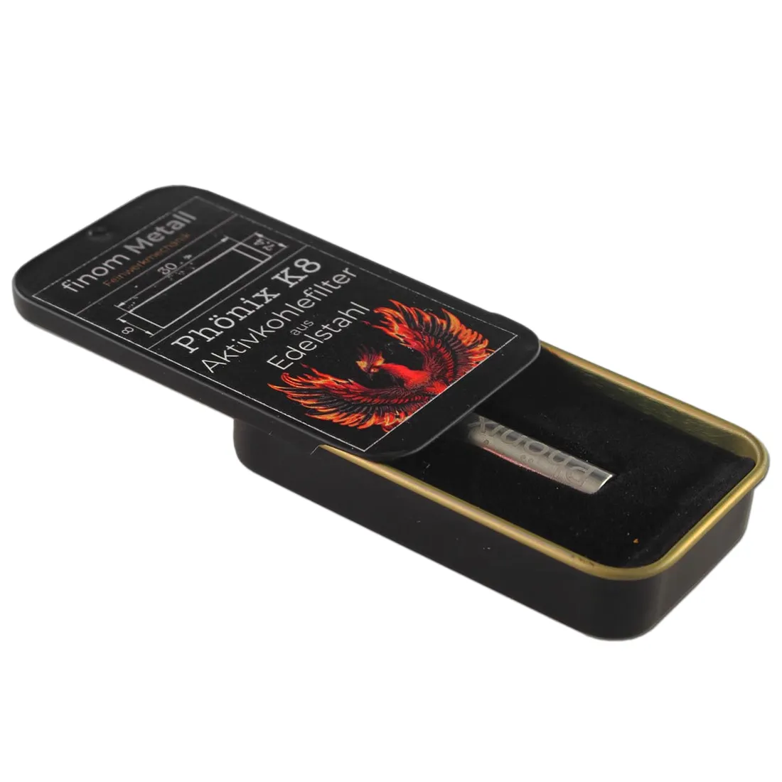 Aktiv kulfiltertips i rustfrit stål præsenterer en glat og skinnende overflade, der reflekterer lys. Den cylindriske form har fine perforeringer, som skaber et mønster omkring den. Materialet ser holdbart ud, mens den naturfarvede kulkomponent inden i er synlig gennem åbningerne. Filtertipsene er placeret i en praktisk, kompakt størrelse, ideel til brug.