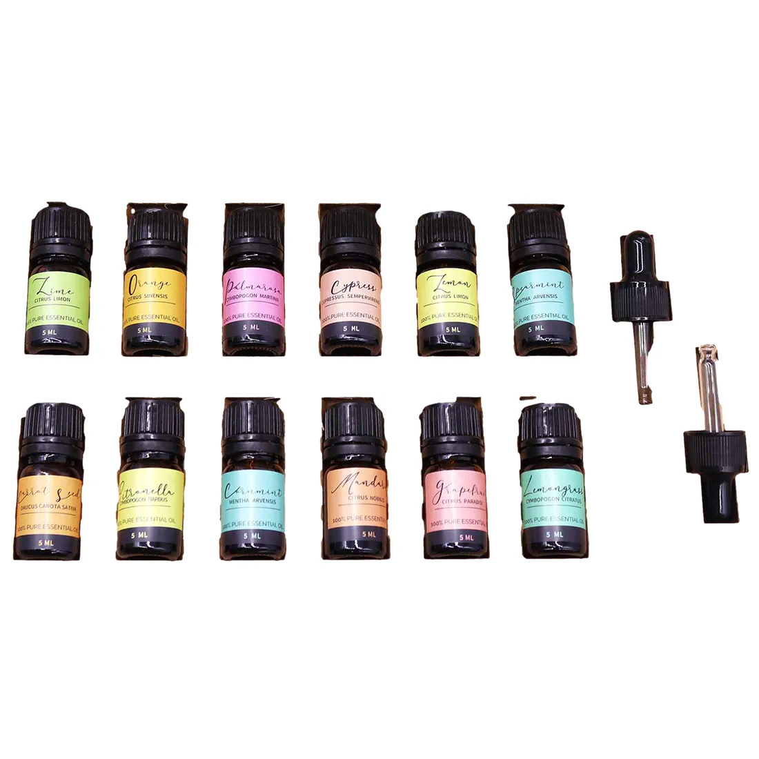 Tre små glasflasker med skruelåg præsenteres i en elegant sort æske. Flaskerne er fyldt med farverige æteriske olier, der spænder fra dyb grøn til klar gul. Æsken har en glat overflade med et mønster af fine linjer, og den er dekoreret med guldtekst, der angiver indholdet. Indholdet af flaskerne er tydeligt synligt.