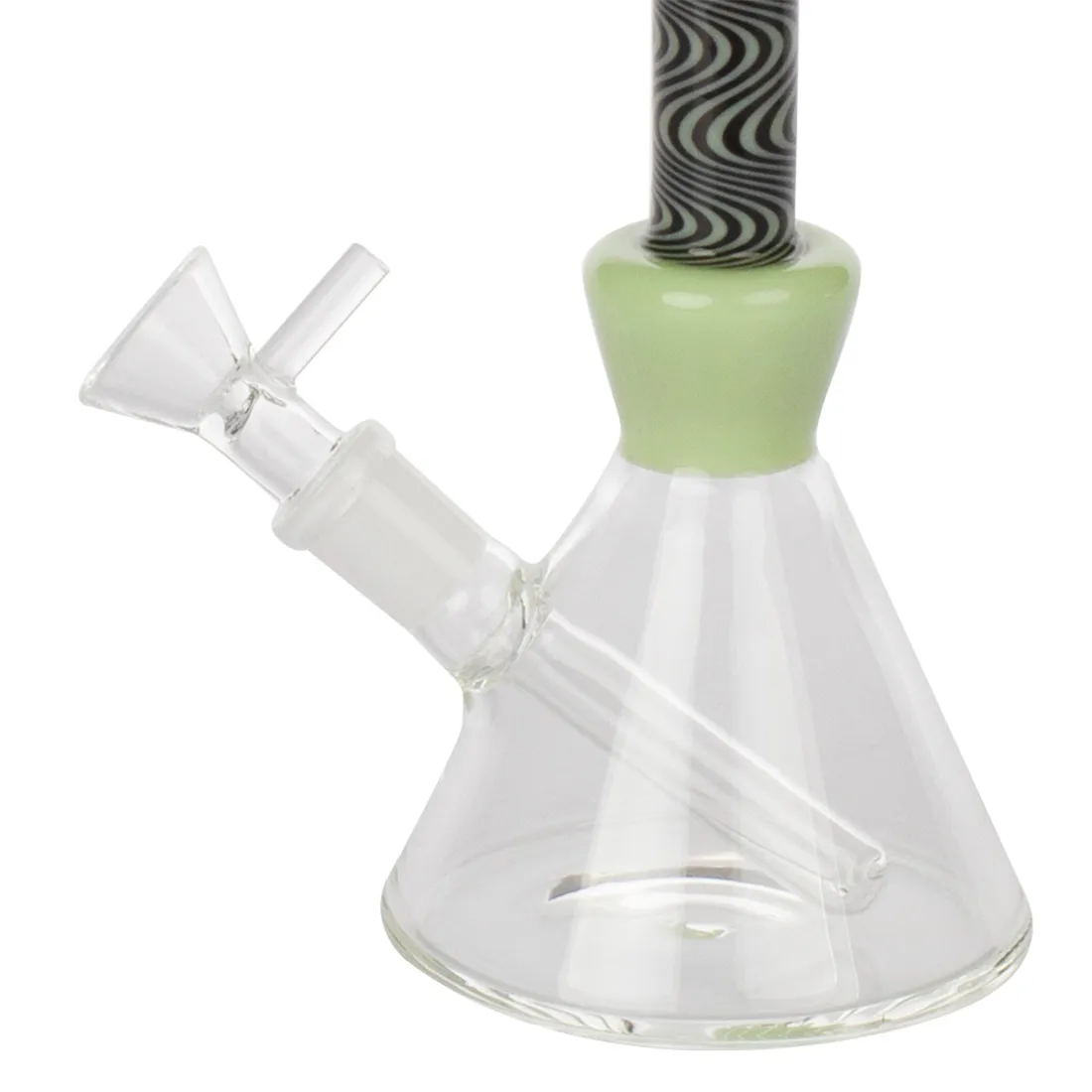 En grøn bong med en høj, slank form pryder overfladen. Den er lavet af klart glas, der har en glat, skinnende tekstur. Mønstret på glasset skaber en bølgende effekt, mens en tykkere bund stabiliserer objektet. Der er en afrundet kant øverst, og en smal tube strækker sig ned mod bunden, hvor en lille, cirkulær åbning er synlig.