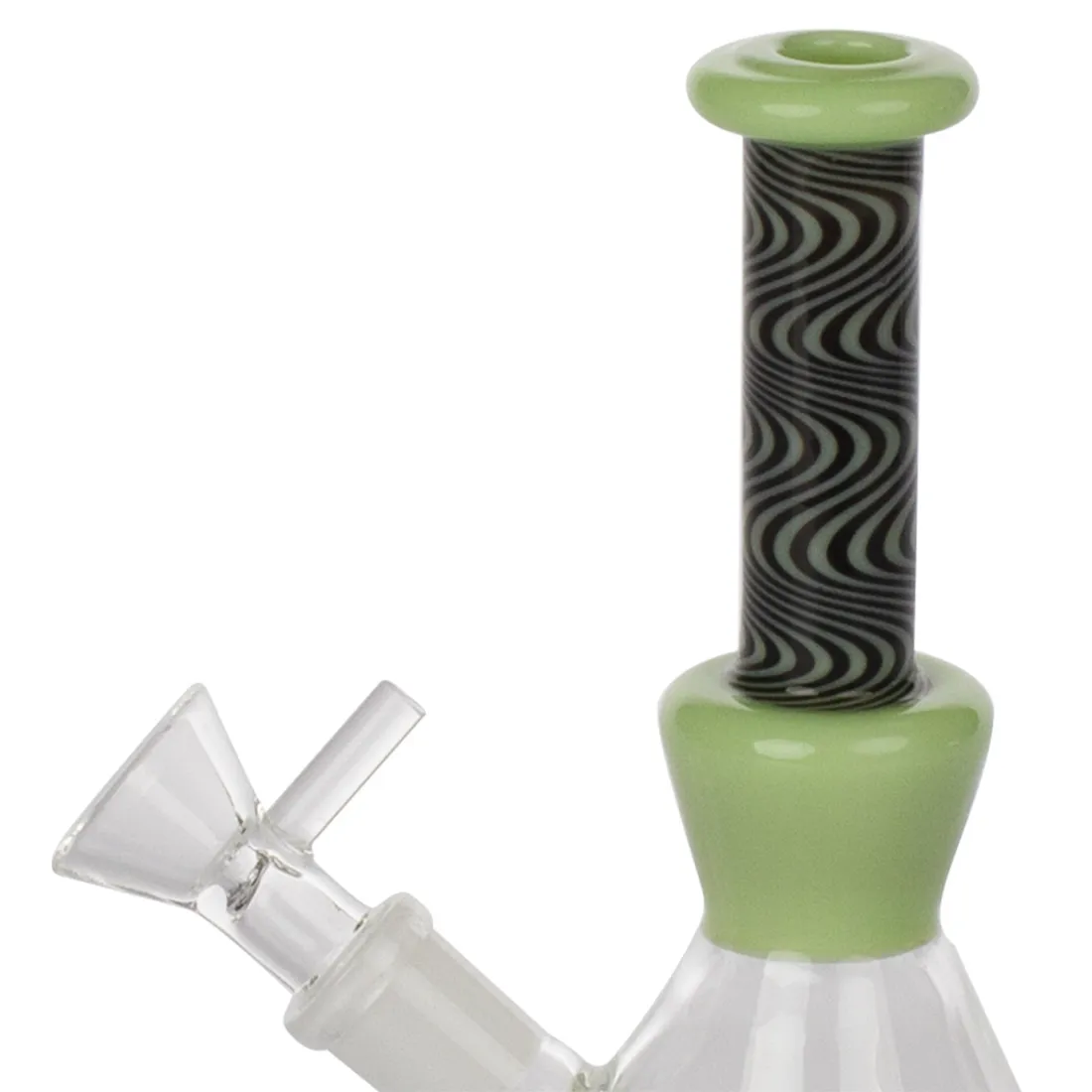 En grøn bong med en glat, skinnende overflade og en cylindrisk form præger beskrivelsen. Den har en bred bund, der smalner mod toppen. Mønsteret i glasset er let svungent og skaber en dybdeeffekt. En bøjet hals med en udluftningsåbning og en lille skål er integreret. Farven varierer i nuancer af grøn, hvilket giver et elegant og moderne udtryk.