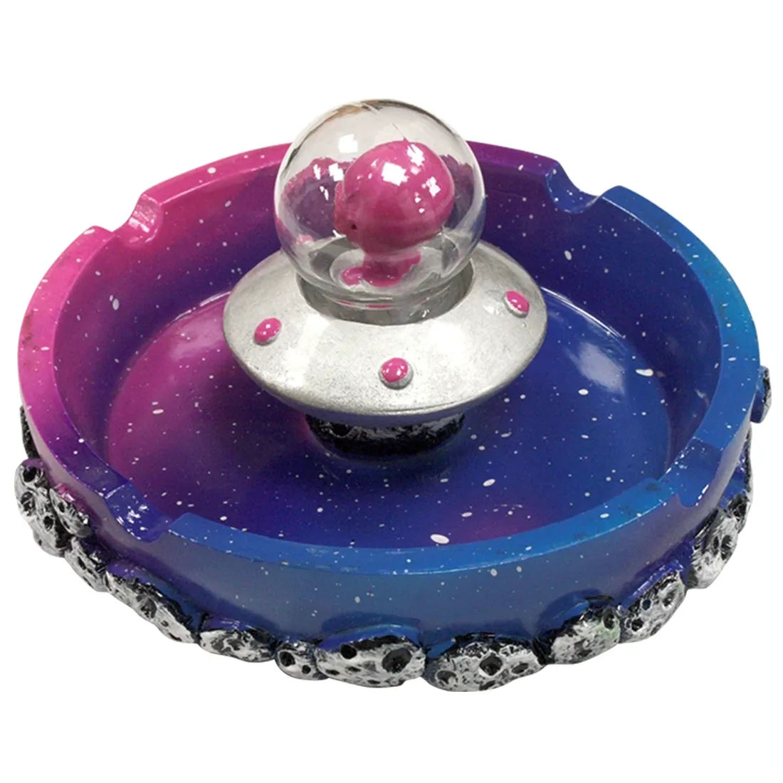 Et askebæger med en rund, skålformet bund og en flad kant pryder en lyserød overflade med en blød, glat tekstur. Kanten er let bølget, hvilket giver det et legende udtryk. Bunden har en hvid cirkel, der skaber kontrast til den pink farve. Det samlede design har en futuristisk, alien-inspireret æstetik.