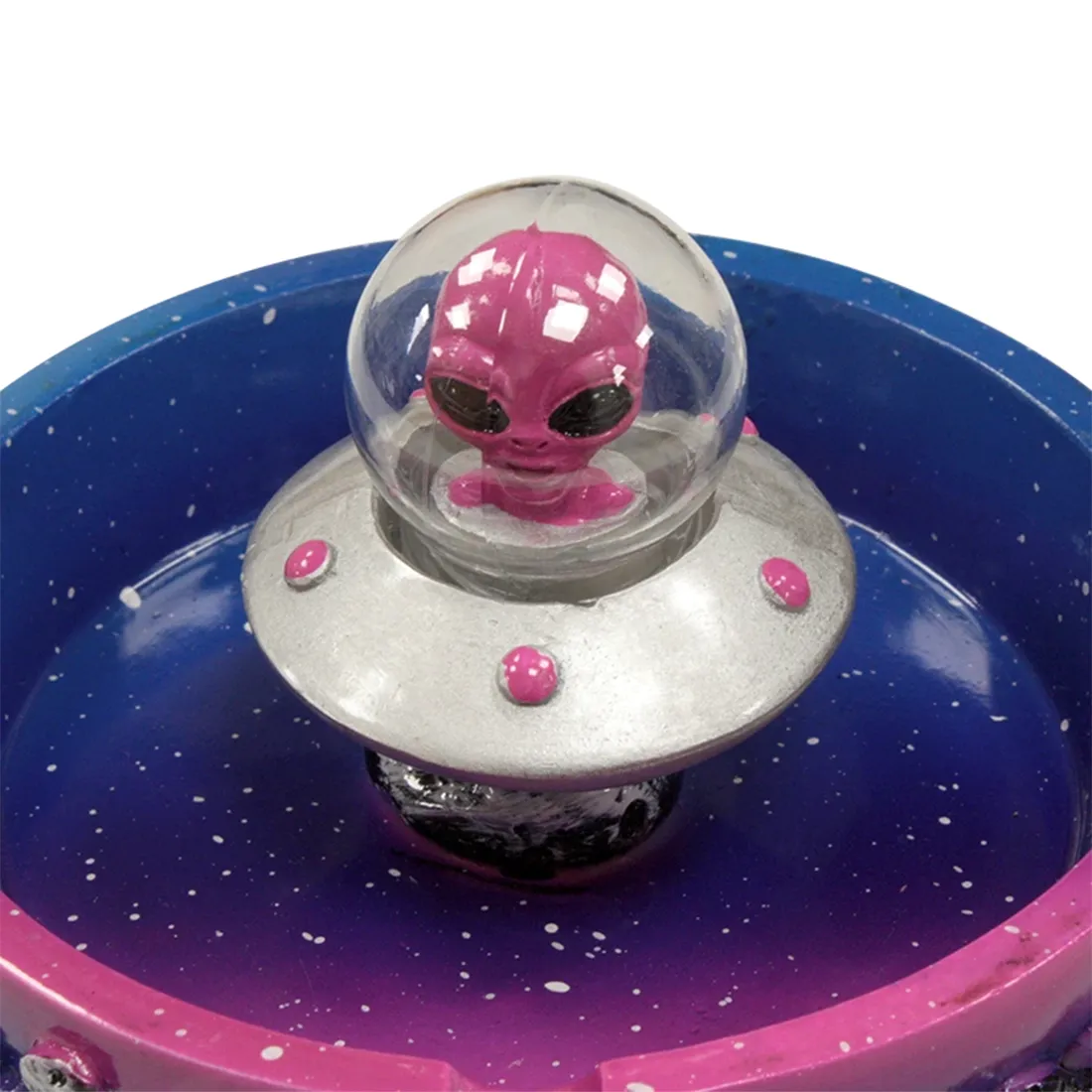 Askebægeret har en rund, skålformet struktur med en glat, pink overflade, der giver et moderne udtryk. Den ydre kant har en let svungen form, der skaber en blød silhuet. Indersiden har en mat finish, mens det ydre er blankt. Der er også et lille, indbygget rum til cigaretter, som er diskret integreret i designet.