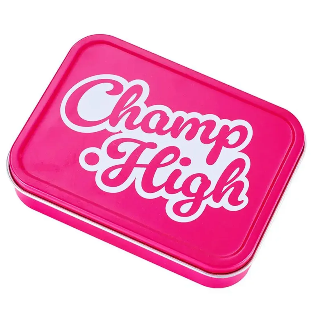 Tre kasser i forskellige størrelser pryder overfladen, hver med en glat overflade i nuancer af rød og lyserød. Kasserne har firkantede former med skarpe kanter og er dekoreret med subtile, geometriske mønstre. Den lyserøde boks er mindre og placeret oven på den større røde boks, hvilket skaber en visuel kontrast mellem de to farver.