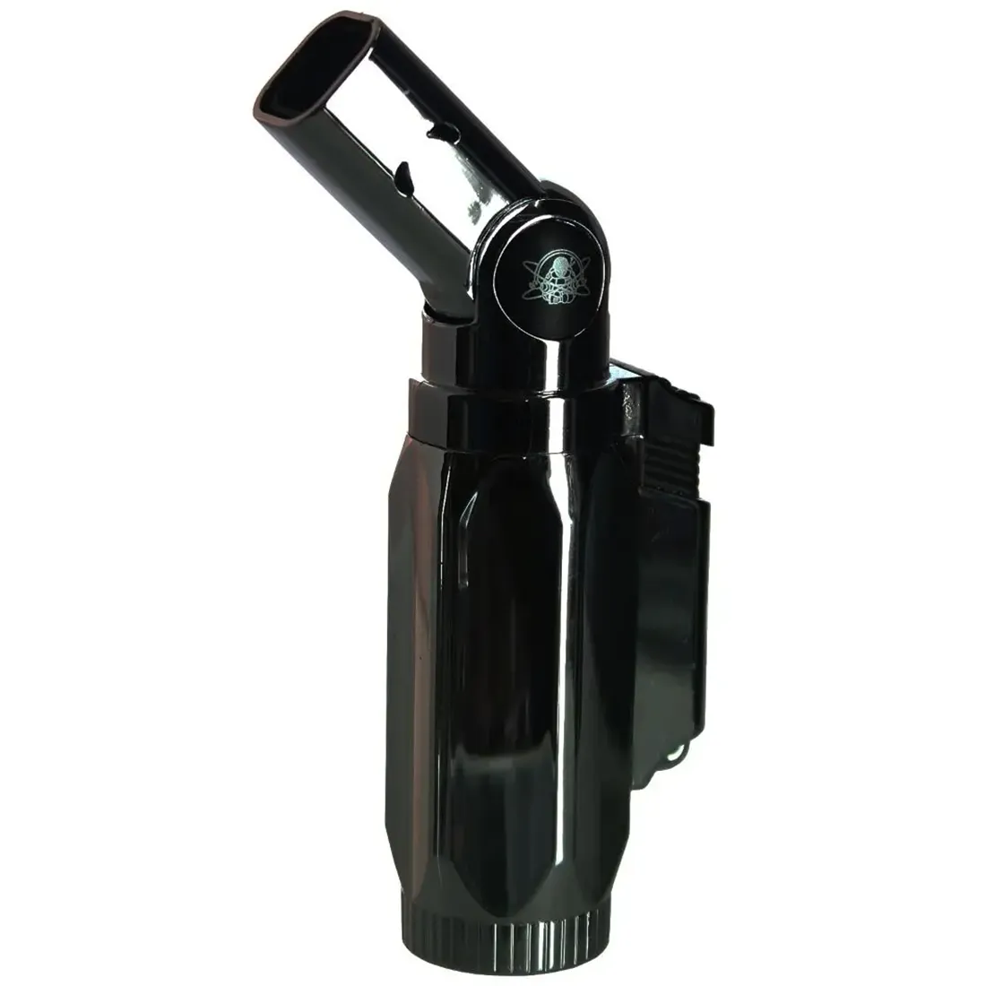 En sort lighter med en mat overflade prydet af en detaljeret flamme-motiv i orange og rød. Lighterens form er slank og rektangulær, med en let afrundet top. Der er en synlig piezoelektrisk knap i metal, der fremstår i sølvfarve. Lighterens design er enkelt og funktionelt med fokus på det visuelle indtryk af flammer.