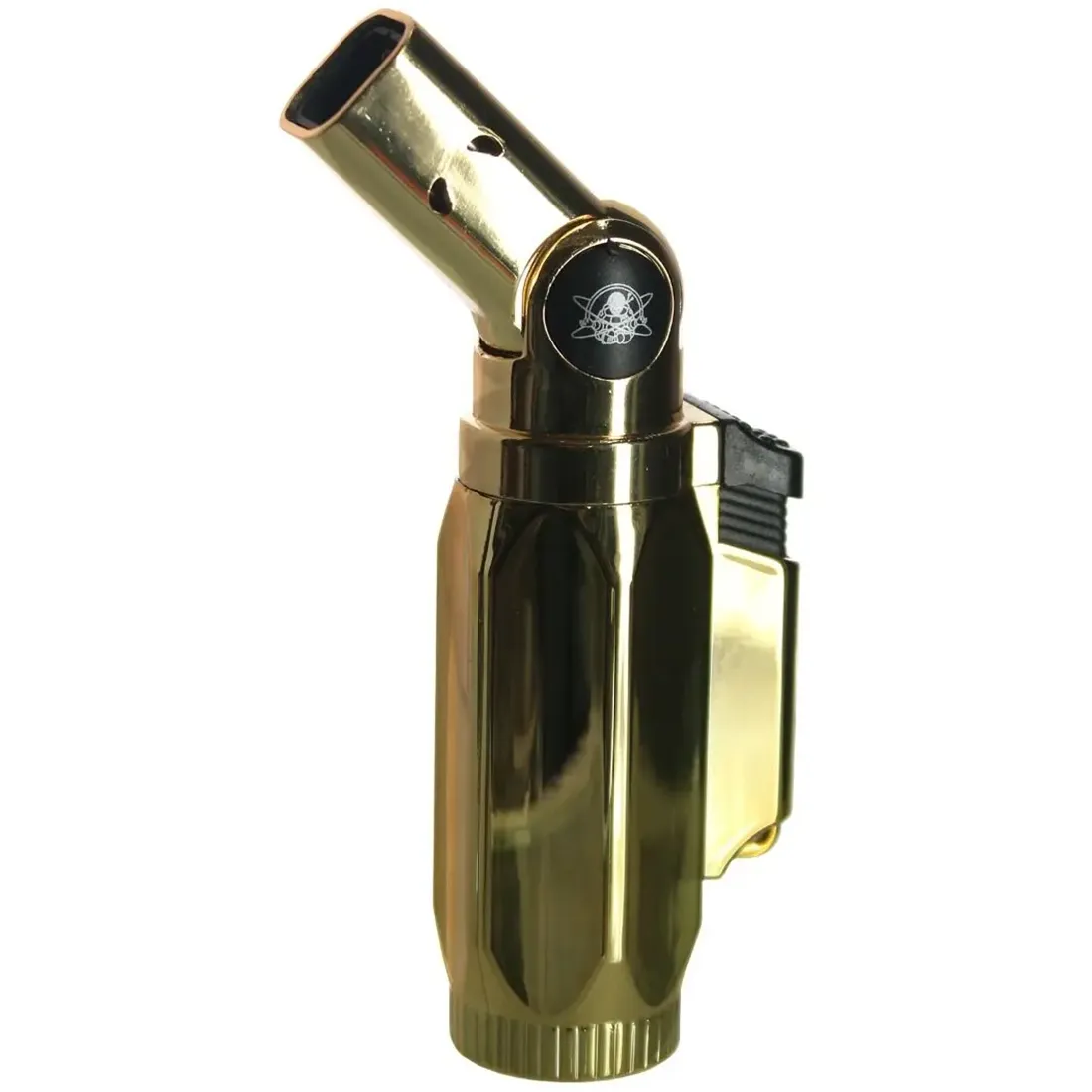 En lighter i guld med en glat, metallisk overflade. Den har en rektangulær form med afrundede kanter. Forenden er forsynet med en lille flammeudgang, mens den nederste del har en synlig trykknap til tænding. Lighterens overflade reflekterer lys, hvilket skaber en skinnende effekt, og der er små detaljer i form af indgraveringer.