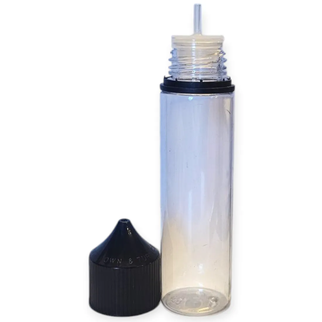 En klar flaske med en slank, cylindrisk form rummer en gylden væske. Flaskens låg er sort og har en praktisk pipette, der strækker sig ned i væsken. Etiket på flasken præsenterer farverne hvid og grøn, med tekst i sort. Flaskens overflade er glat og gennemsigtig, hvilket giver mulighed for at se indholdet.