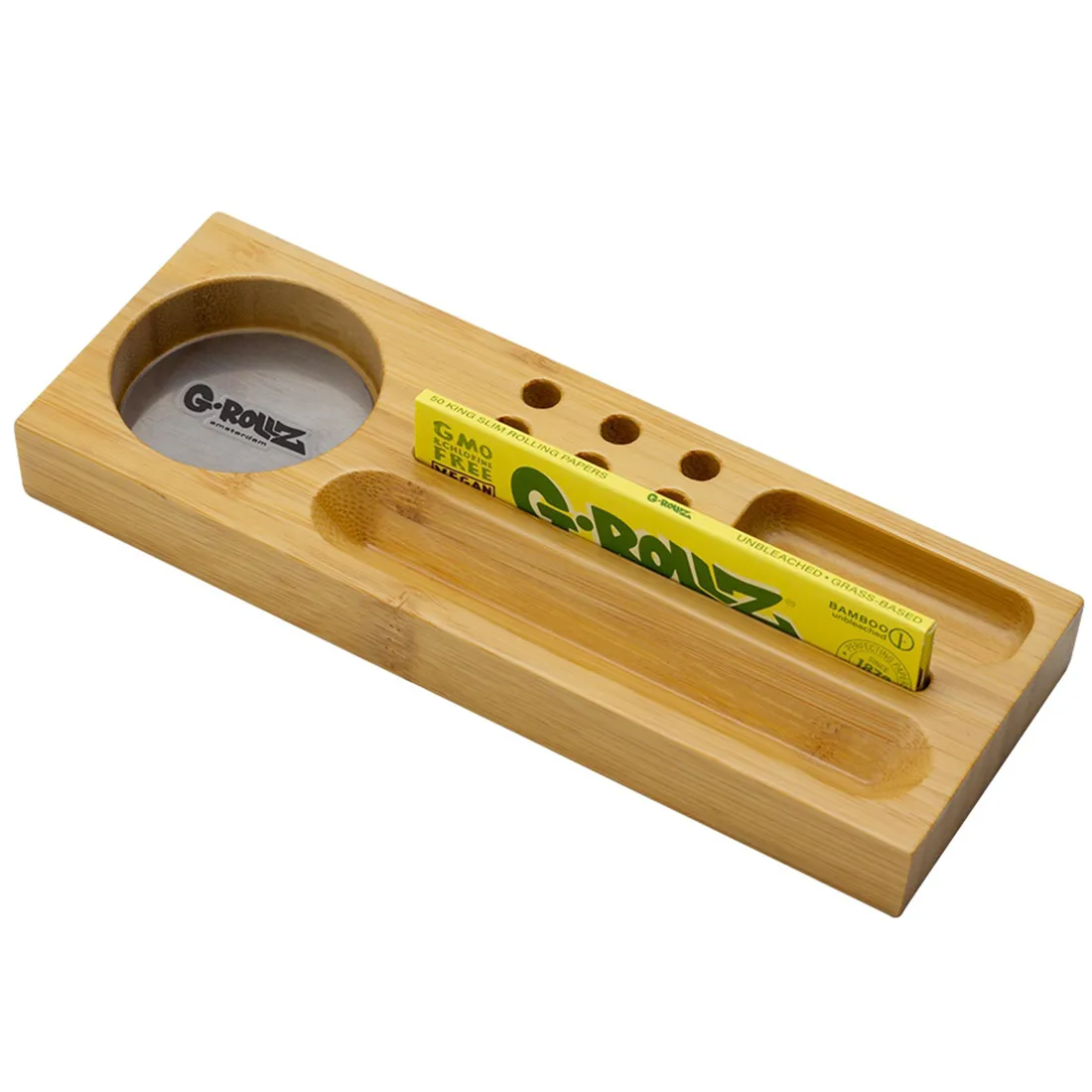 En rektangulær bakke i bambus med afrundede hjørner præsenteres. Overfladen er glat og naturligt lys brun med synlige årer og tekstur fra træet. Bakken har en let hævet kant, der omkranser den flade bund. Ingen synlige knapper eller symboler er til stede, hvilket giver et enkelt og minimalistisk udtryk.