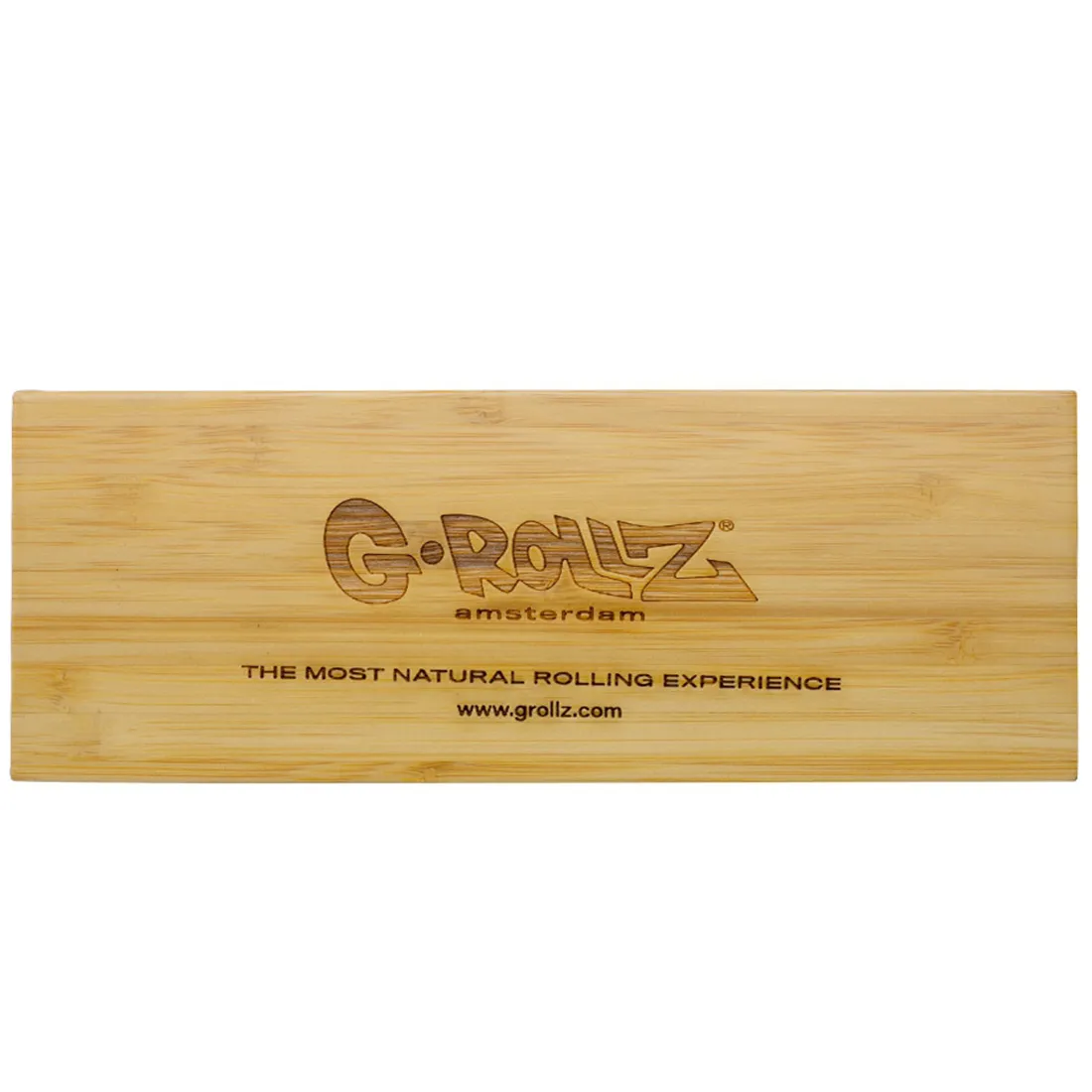 En rektangulær skærebræt er lavet af naturfarvet bambus, med en glat og let struktureret overflade. Kanten er let afrundet, hvilket giver et blødt udtryk. Der er en lille udskæring i den ene ende, som fungerer som håndtag. Overfladen er fri for synlige knaster, hvilket fremhæver det ensartede mønster i træet.