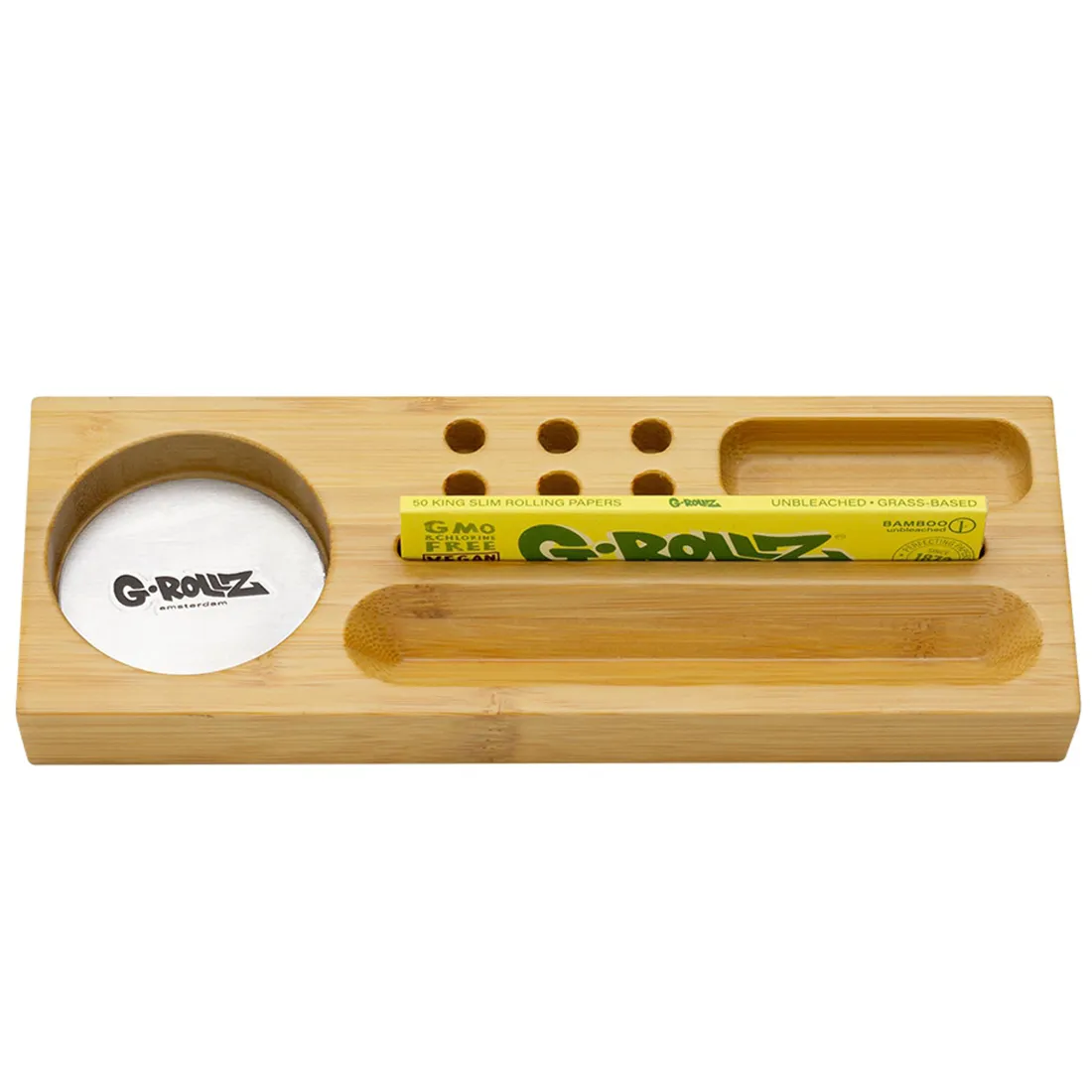 Et rektangulært bærebart tray i bambus med afrundede kanter præsenterer sig i en naturlig, lys brun farve. Overfladen er glat og ensartet, med synlige åretegninger, der tilføjer en organisk struktur. Trayet har håndtag i hver ende, hvilket gør det nemt at transportere. Kanten er let hævet, hvilket skaber en afskærmning for indholdet.