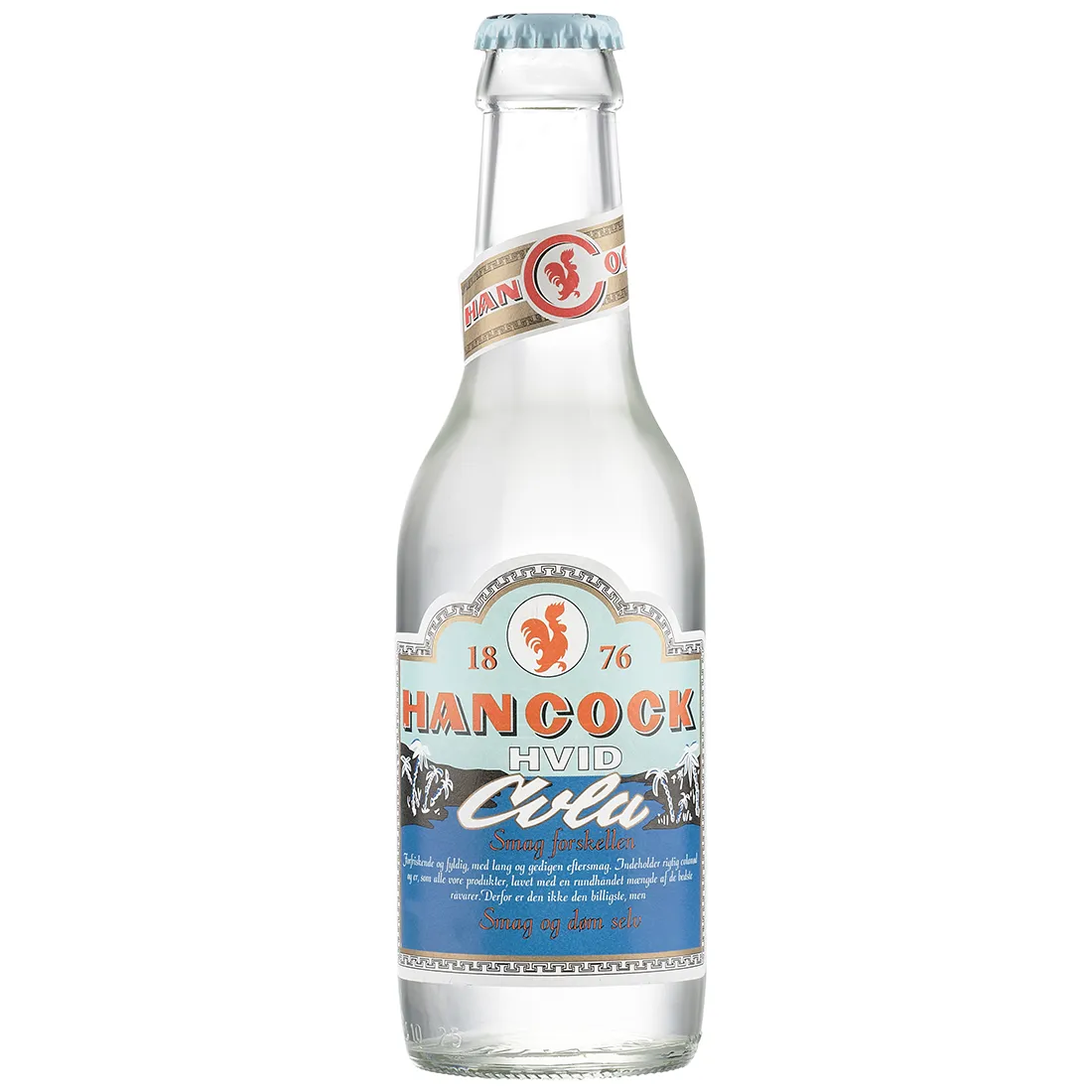 En hvid, cylindrisk aluminiumsdåse med en kapacitet på 25 cl. Dåsen har en glat overflade og en blank finish. Øverste del er prydet med en farverig etiket, der indeholder farverne rød, blå og sort, med grafiske elementer og tekst. Bunden er flad og stabil, hvilket giver en sikker placering.