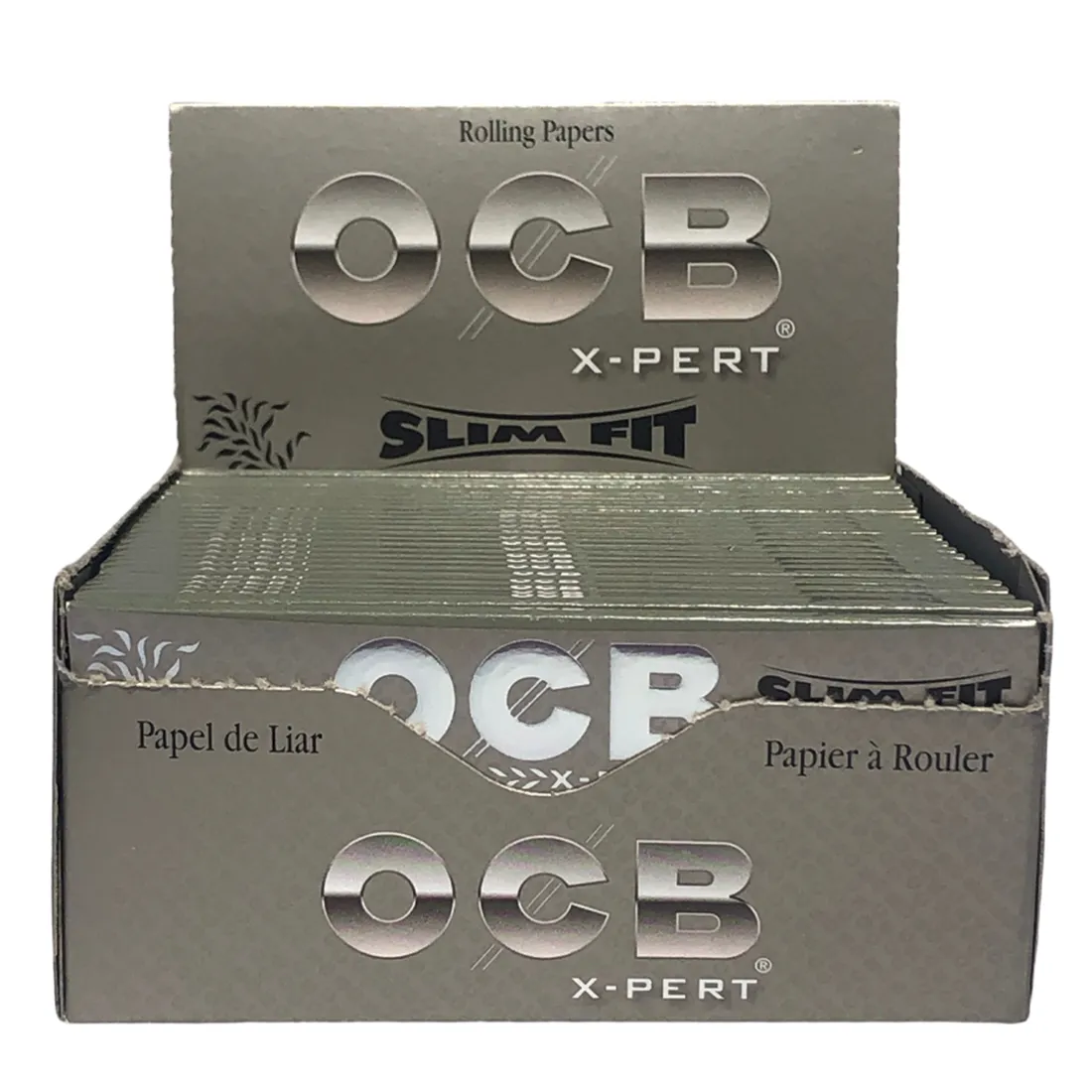 OCB X-Pert Slim Fit King Size Slim papirruller præsenterer en elegant, hvid emballage med sort og grøn tekst. Rullerne er lange og smalle, hvilket gør dem ideelle til en slank cigaret. Overfladen har en glat tekstur, mens emballagen er dekoreret med stiliserede grønne blade og et logo, der fremhæver produktets kvalitet.