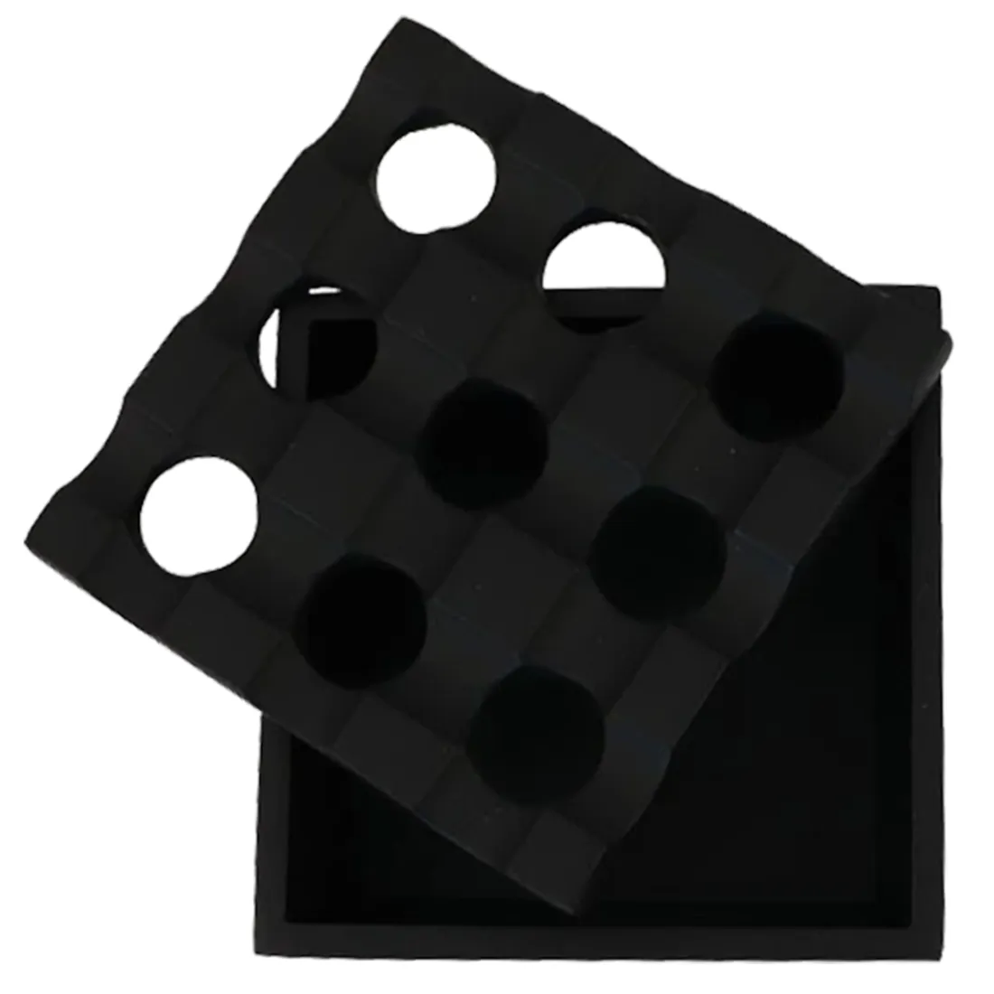 En sort metalaskebæger med en glat, mat overflade. Askeholderen har en rund form, der er omkranset af en let hævet kant. I midten er der en cirkulær åbning til aske, og på kanten er der flere små indhak til cigaretter. Bægeret har en robust og industriel stil, hvilket giver det et minimalistisk udtryk.