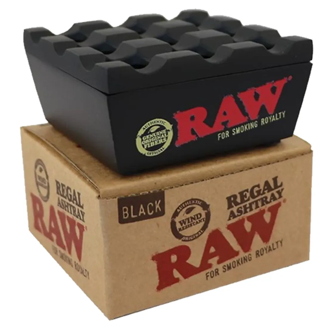 Et firkantet askebæger fremstillet af sort metal pryder overfladen. Det har en mat finish og er designet med en lav kant, hvilket giver det et minimalistisk udtryk. Der er fire udskæringer til cigaretter placeret jævnt rundt om kanten. Bunden er flad og stabil, hvilket understøtter bægeret på en plan overflade.