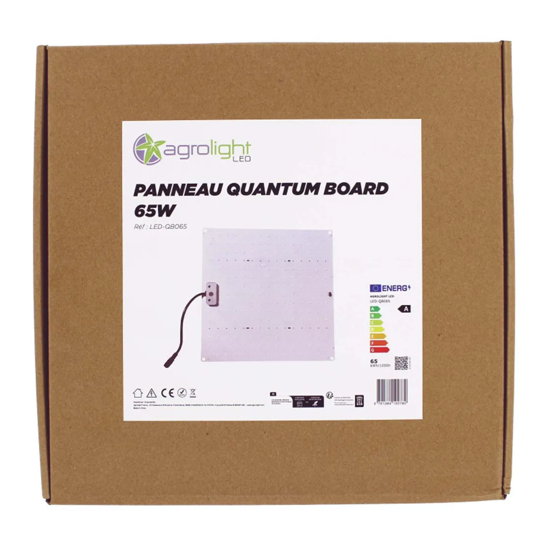 Et LED quantum board præsenterer sig med en flad, rektangulær form og en hvid, glat overflade. Den er udstyret med flere små, runde lysdioder, der fordeler sig jævnt over fladen. Kanten har en let afrunding, og der er en metalramme, der sikrer struktur. Varmeafledningskanaler kan ses langs siderne, hvilket bidrager til en effektiv varmehåndtering.