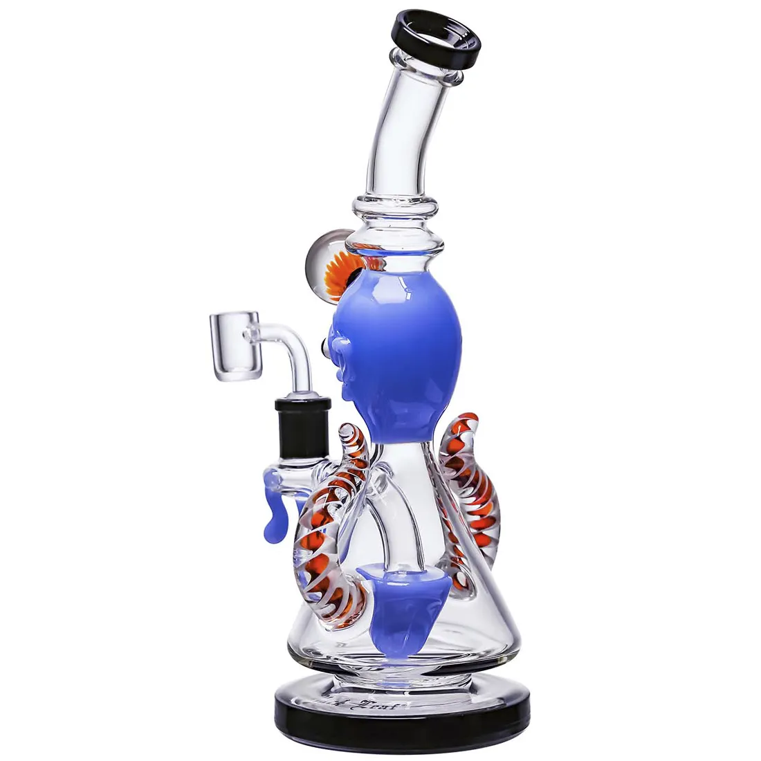 En sort bong i glas med en slank, buet hals og en bredere, stabil base. Overfladen har en glat tekstur, mens det indvendige rør er tydeligt synligt. Der er et integreret skål med en lille åbning. Bongens farve er ensartet sort, hvilket giver et minimalistisk udtryk. Ingen synlige mærker eller dekorative elementer pryder overfladen.