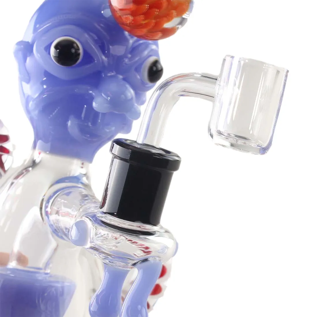 En sort olie-bong med en højde på 27 cm præsenterer sig med en glat, skinnende overflade. Den har en buet form og en tydelig, bred fod, der stabiliserer strukturen. Mundstykket er let udvidet, og en lille skål til olie er placeret på siden. Det sorte glas har en dyb farve med subtil glans, hvilket giver et elegant og moderne udtryk.