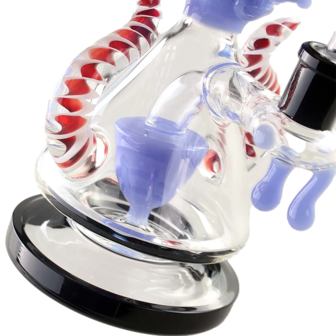 En sort, glat bong med en højden på 27 cm præsenterer sig med en slank, buet form. Den har en bred, stabil base og en indsnævring mod toppen. Et krystalklar glasrør strækker sig fra bunden til toppen, hvor en lille mundstykke åbning er synlig. Overfladen er præget af en subtil, mat tekstur, der giver en elegant finish.