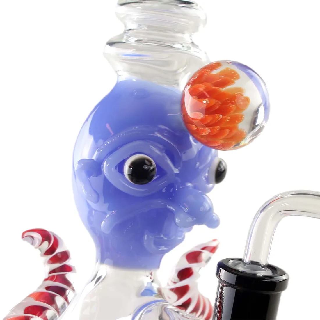 En sort olie-bong med en højde på 27 cm, fremstillet af glas. Designet har bløde, buede former med en bred, oval base, der giver stabilitet. Den lange hals er delvist gennemsigtig, mens den øverste del har en sort, mat overflade. En lille, rund skål er placeret på siden, og der er indgraveret detaljer på skålen.
