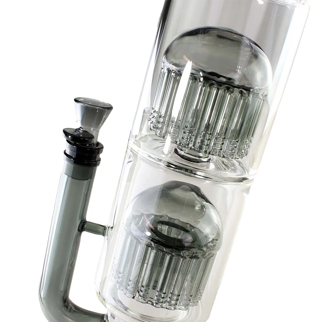 En høj, tynd bong i klart glas med en elegant, glat overflade. Den har en cylinderformet krop med en bred bund for stabilitet. Øverst er et buet mundstykke. Indvendigt ses en perkolator, der består af flere små rør, der skaber bobler, når vandet bevæger sig. Farverne er klare og gennemsigtige.