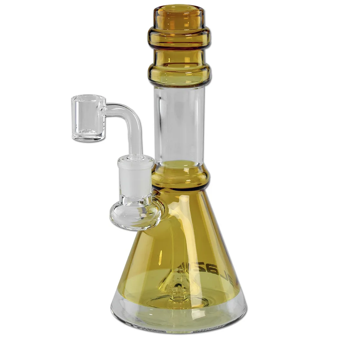 Blaze glass oil shower banger måler 21 cm og har en klar, gennemsigtig glasoverflade med en glat tekstur. Den cylindriske form er udstyret med en bred åbning for nem tilgang. Bunden er afrundet, hvilket sikrer stabilitet. Der er et diskret logo indgraveret, og overfladen reflekterer lys, hvilket giver en skinnende effekt.