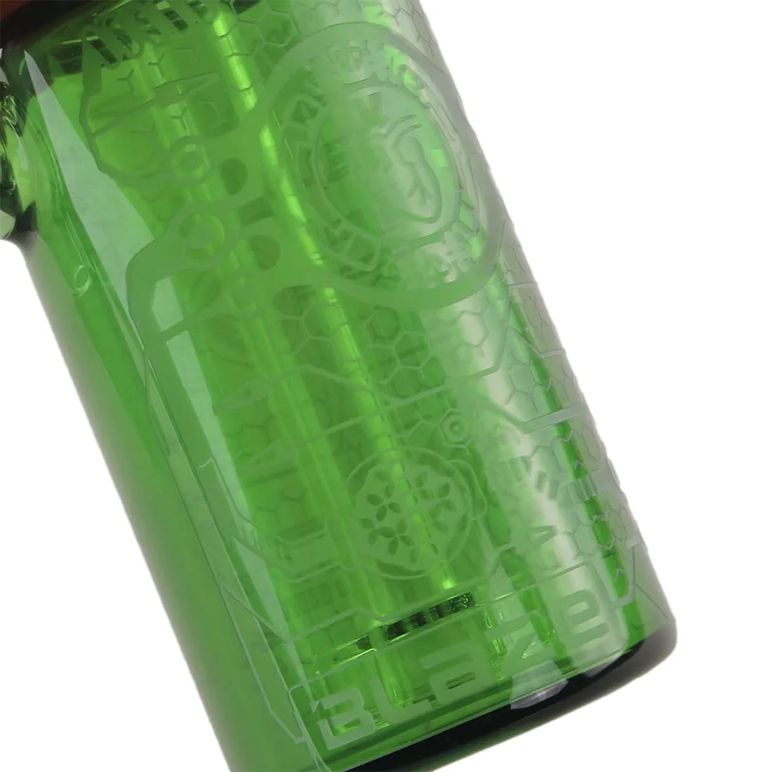 Blaze Glass precooler præsenterer en grøn, transparent struktur med en glat overflade og afrundede former. Den har en S-formet kanal, der forbinder to åbninger, hvilket skaber en elegant flow-dynamik. Materialet er glas, der reflekterer lys og skaber dybde. De fine detaljer og den ensartede farve giver et minimalistisk, men iøjnefaldende udtryk.