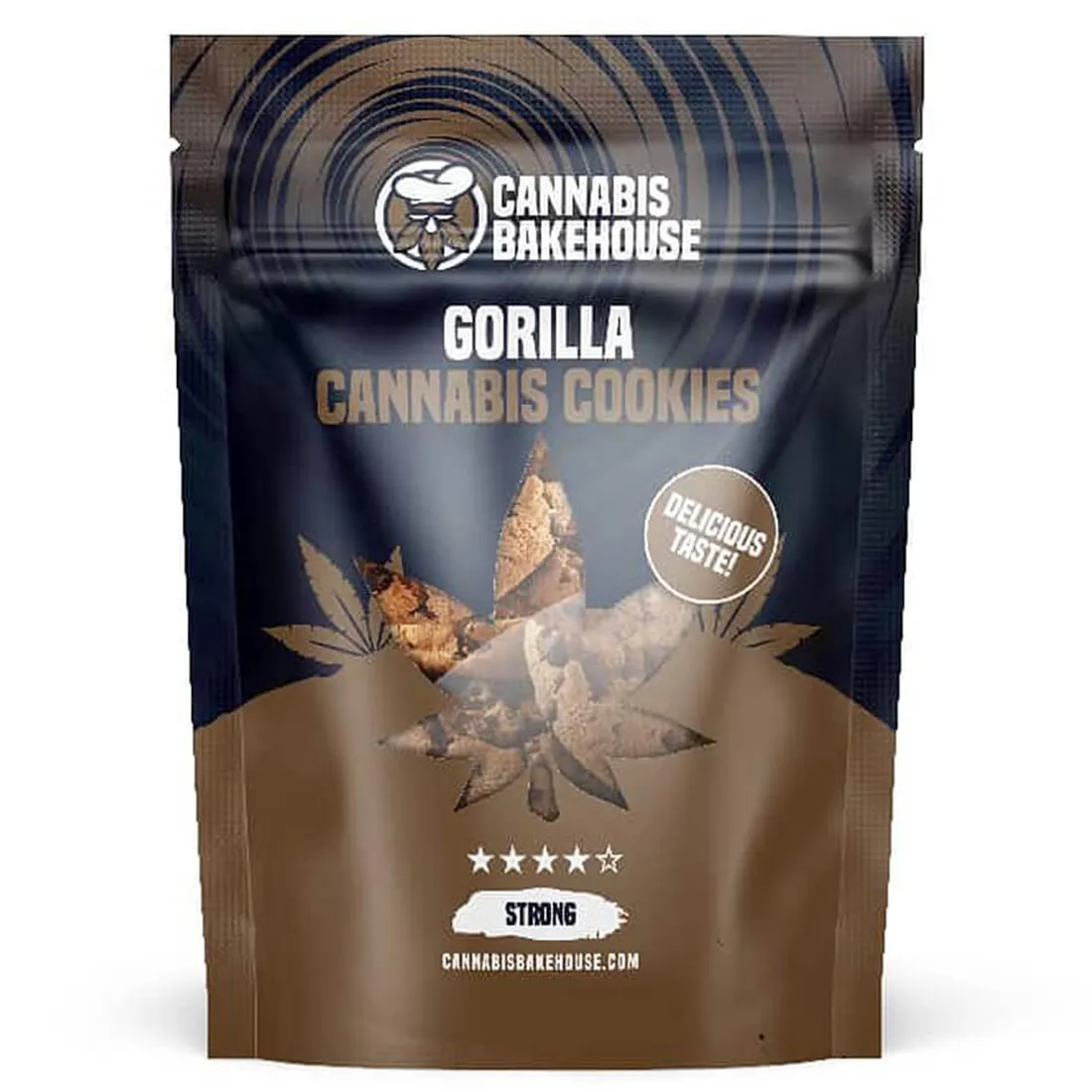 En række runde småkager med en gyldenbrun overflade, der har en let sprød tekstur. De er dekoreret med chokoladechips, som tilfører mørke pletter, og små, grønne urter, der antyder cannabis. Småkagerne ligger på en hvid porcelænsplade med en glat finish, der fremhæver småkagernes farver og detaljer.