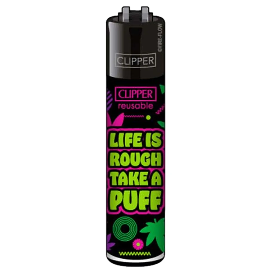 En lighter prydet med et farverigt design, hvor teksten "Life is rough, take a puff" fremstår i hvid skrift på en sort baggrund. Baggrunden er prydet med grafiske elementer i nuancer af blå og rød, der skaber kontrast. Lighterens overflade er glat og reflekterer lys, hvilket giver en skinnende effekt. Formen er slank og ergonomisk.