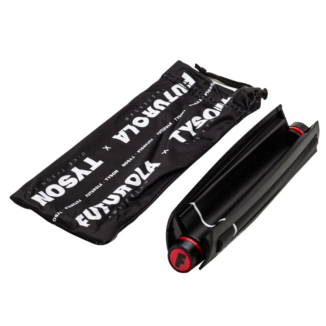 Rullemaskinen præsenterer en mat sort overflade med en glat tekstur, der giver et moderne udseende. Den har en lang, rektangulær form med afrundede kanter. Øverst er der en indgravering med logo og detaljer, mens der på siden findes en skuffe til opbevaring. Knappen til at styre mekanismen er diskret placeret, hvilket bidrager til det minimalistiske design.