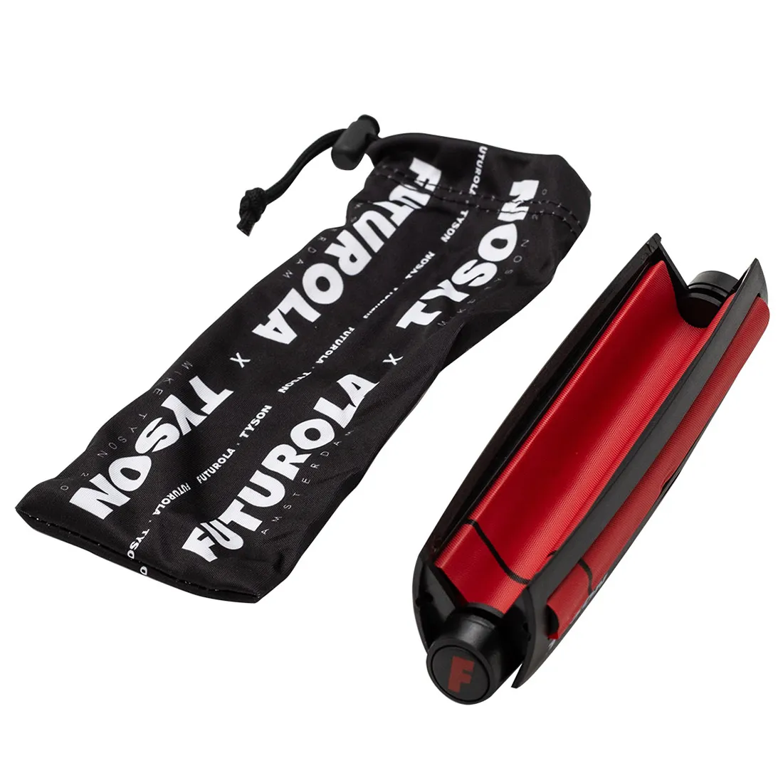 Rullemaskinen er præsenteret i en dyb rød mat finish, der giver en moderne og stilren fremtoning. Den har en rektangulær form med afrundede kanter og er fremstillet af robust plast. På forsiden er et logo indgraveret, og der er tydelige spor til papir, der indikerer rullefunktionen. Maskinen har en enkel, funktionel struktur med en glat overflade.