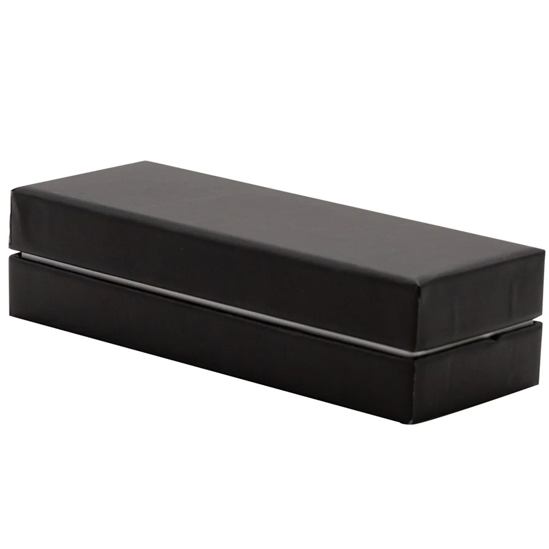 Rullemaskinen præsenterer en glat, mat rød overflade med en rektangulær form. Den har en markant, sort gummibelægning på opsamlingsrullen, der sikrer greb. Knapperne er små og sorte, placeret på den ene side. Mønstret på rullen er ensartet, og kanterne er let afrundede, hvilket giver et blødt udseende.