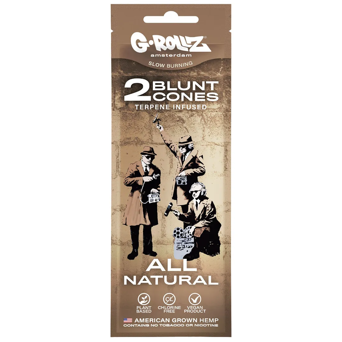 En pakke med naturlige blunts præsenterer sig i en rektangulær form. Yderpapiret er i en mat grøn farve med hvide og sorte tekstelementer. På forsiden ses en illustration af to stiliserede blade, som tilføjer et organisk præg. Pakken har en perforeret kant, der indikerer, hvor den kan åbnes. Indholdet fremstår som en række rullede blunts i en ensartet form.