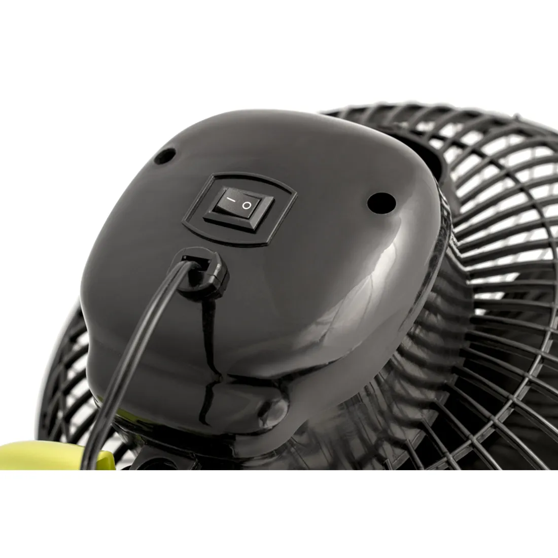 Nærbilledet fremhæver bagsiden af den slanke sorte Garden High Pro - Clip On ProFan, og viser dens strømafbryder med tænd/sluk-positioner. Snoren forbedrer ventilatorens beskyttende bur og kan prale af et gittermønster, der problemfrit blander funktionalitet og stil.