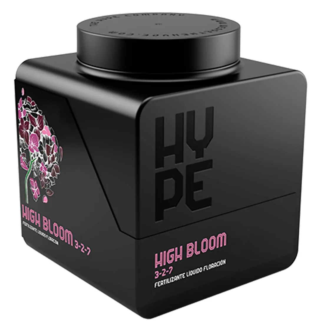 En stor, blomstret vase i glas pryder midten af scenen. Vasen har en klart, gennemsigtig overflade med en let buet form. Indeni findes farverige blomster i nuancer af pink, gul og hvid, der strækker sig opad. Stænglerne er grønne og slanke, mens vasebunden er bredere og stabil. Den bløde lysrefleksion i glasset giver en elegant finish.