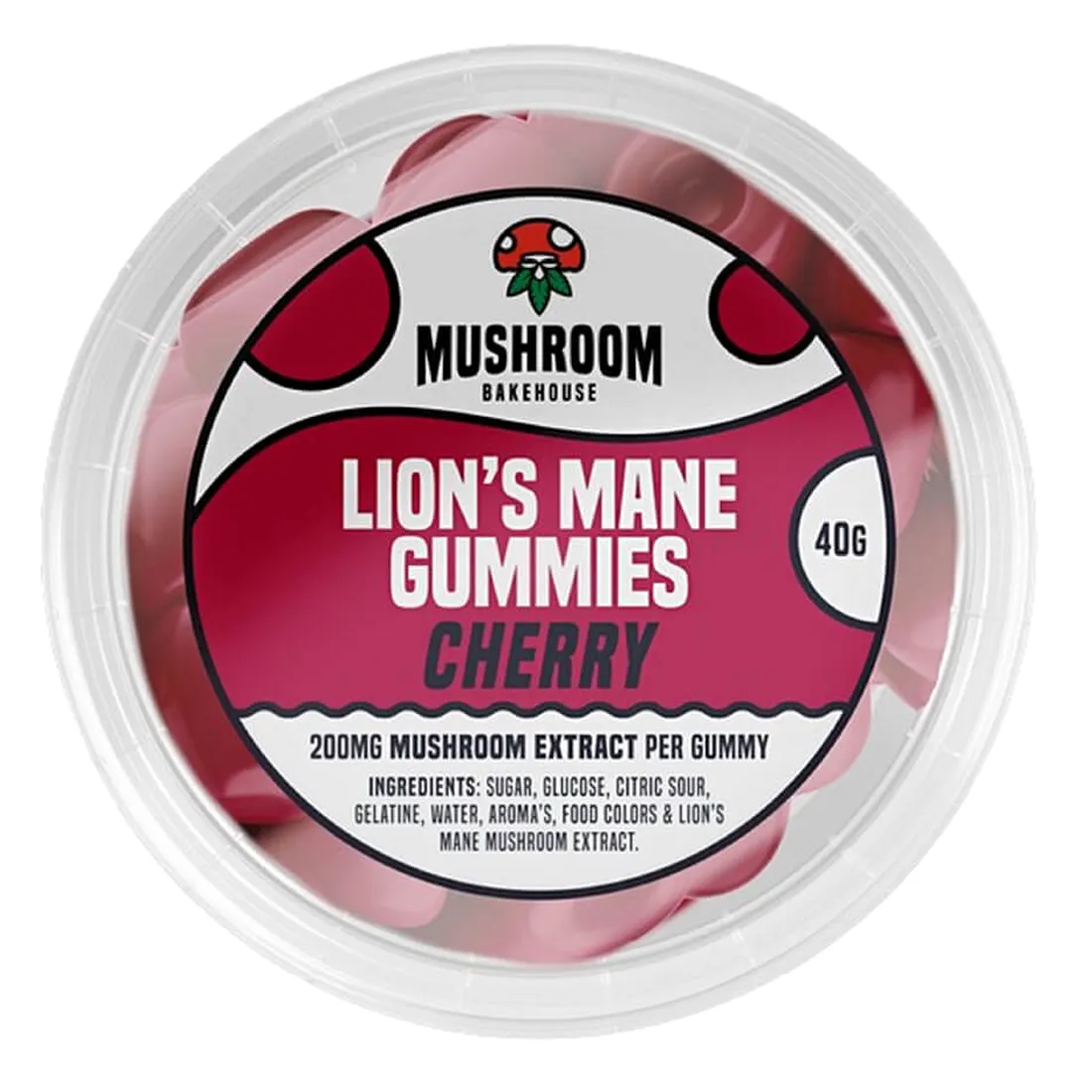 En gennemsigtig emballage præsenterer en række runde, lyserøde gummies i en skål. Hver gummibearbejdning har en glat overflade og en glinsende finish. På emballagen er der farverige illustrationer af svampe og kirsebær, samt tekst i sort, der angiver produktets navn og indhold. Baggrunden er lys, hvilket fremhæver de klare farver i gummies.