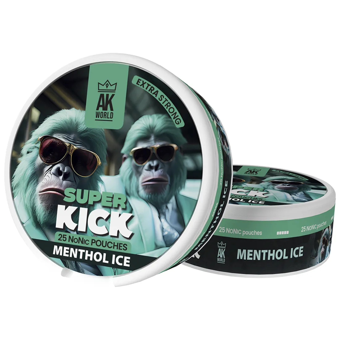 En transparent, cylindrisk flaske med en skrå top og en sort, mat korklåg. Flaskens indhold er en klar væske, der reflekterer lys og skaber en glinsende overflade. Etiket er prydet med blå, hvide og grønne nuancer, med tydelig tekst og grafiske elementer. Mønstre og symboler på etiketten tilføjer visuel interesse. Flaskens størrelse er kompakt og praktisk.