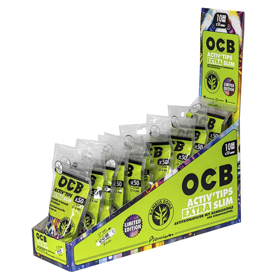En pakke med 50 ekstra slanke tips i hvidt papir prydet med et grønt og brunt bambusdesign. Øverste del af pakken har en stor, tydelig tekst, der angiver produktnavnet. Foran ses et gennemsigtigt vindue, der afslører tipsene indeni. Pakken har afrundede kanter og en lukning, der sikrer, at indholdet forbliver intakt.