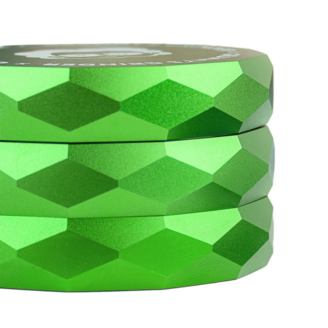 Grinderen har en cilindrisk form med en dyb grøn farve, der giver et friskt udtryk. Den er 55 mm i diameter og fremstillet af metal med en glat overflade. Øverste del har små, prikkede mønstre for bedre greb. Indvendigt ses skarpe tænder til formaling, og der er et gennemsigtigt vindue i bunden for at vise indholdet.