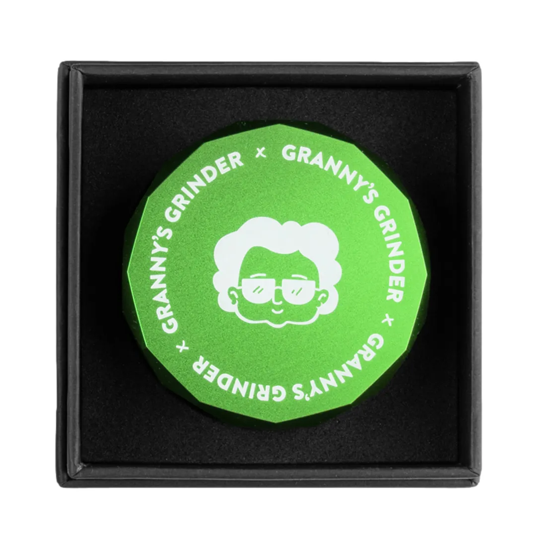 Grinderen har en rund form med en grøn, mat overflade. Den er 55 mm i diameter og har en hexagonal tekstur, der giver et unikt mønster. Toppen er forsynet med en skrue, der muliggør åbning, mens indersiden viser skarpe tænder til formalingsformål. Kanten er let afrundet for bedre greb.