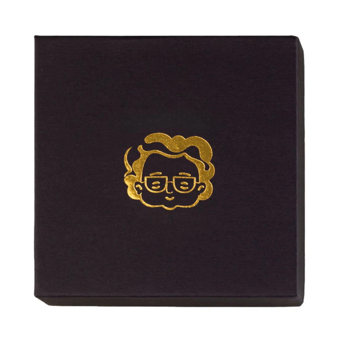 Grinderen har en rund, flad form med en diameter på 55 mm. Den er fremstillet i metal med en grøn, mat overflade, der har en let struktureret tekstur. Tre skarpe tænder er synlige indvendigt, og der er små lufthuller i bunden til at lette malerprocessen. Kanten har en let skråning, hvilket giver et ergonomisk greb.