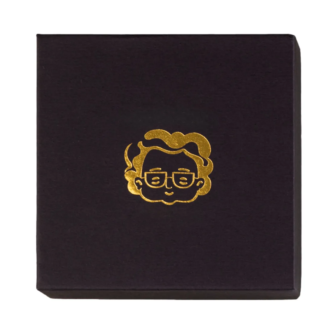 En sølvfarvet, cylindrisk kværn med en diameter på 55 mm præsenterer sig. Den har en struktur med sekskantede mønstre, som skaber et geometrisk udtryk. Kværnen består af metal, hvilket giver en glat overflade. Der er synlige skær i indersiden, designet til at male urter. Låget har en skridsikker kant for nem åbning og lukning.